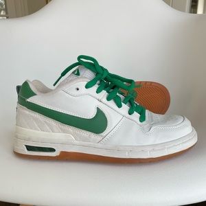 Nike retro/vintage sneaker. Like new.